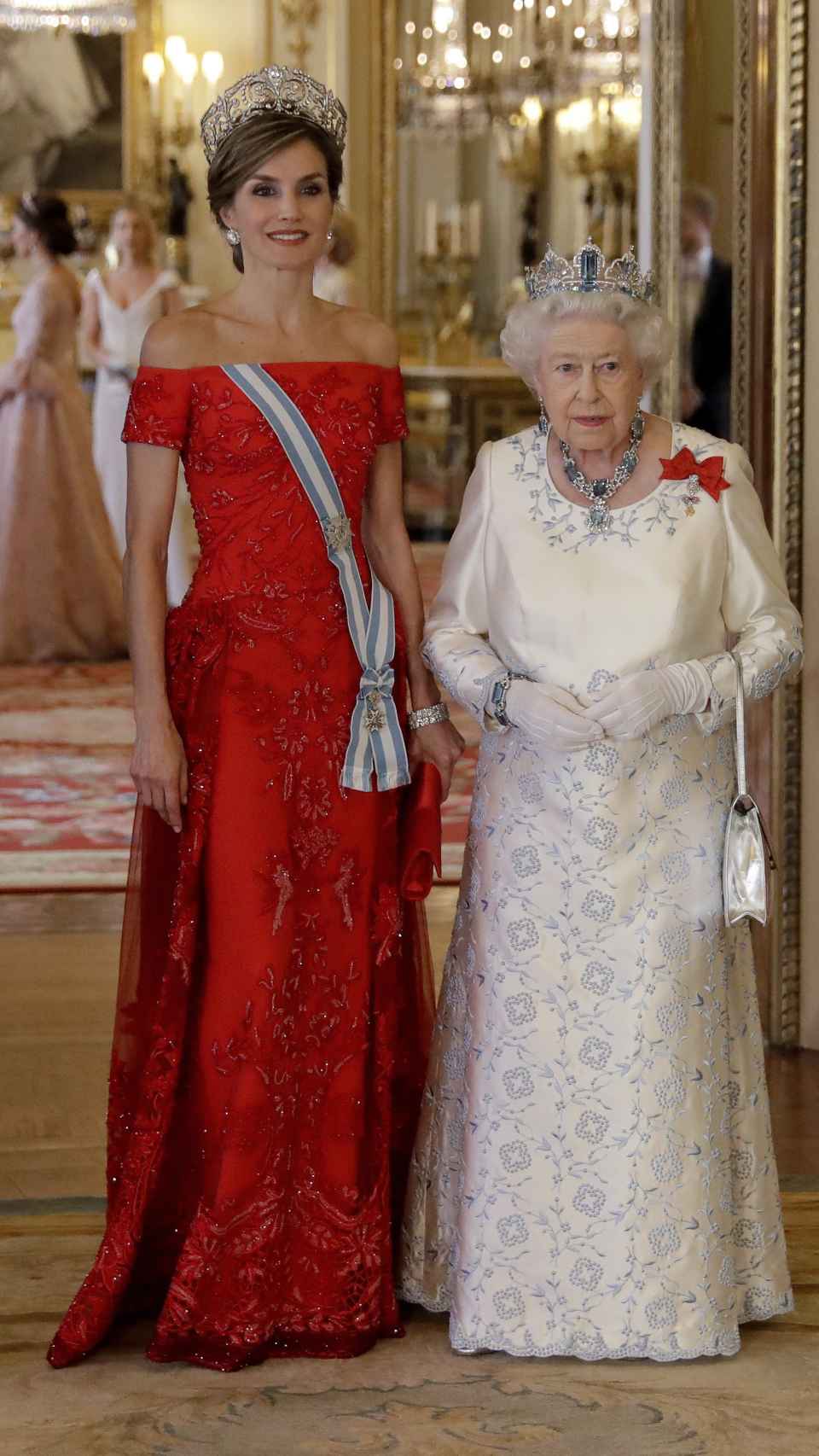 En julio de 2017 Letizia acudió con un elegante vestido rojo a la cena de gala que ofreció Isabel II en honor a los Reyes de España.