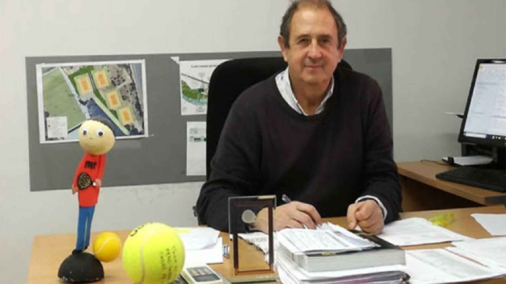 José Luis Amoroto, presidente de la Federación de pádel madrileña, en su despacho