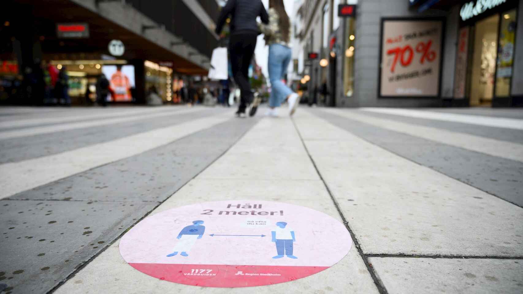 Una pegatina en el suelo recuerda la distancia de seguridad en Estocolmo. EFE/EPA/Henrik Montgomery