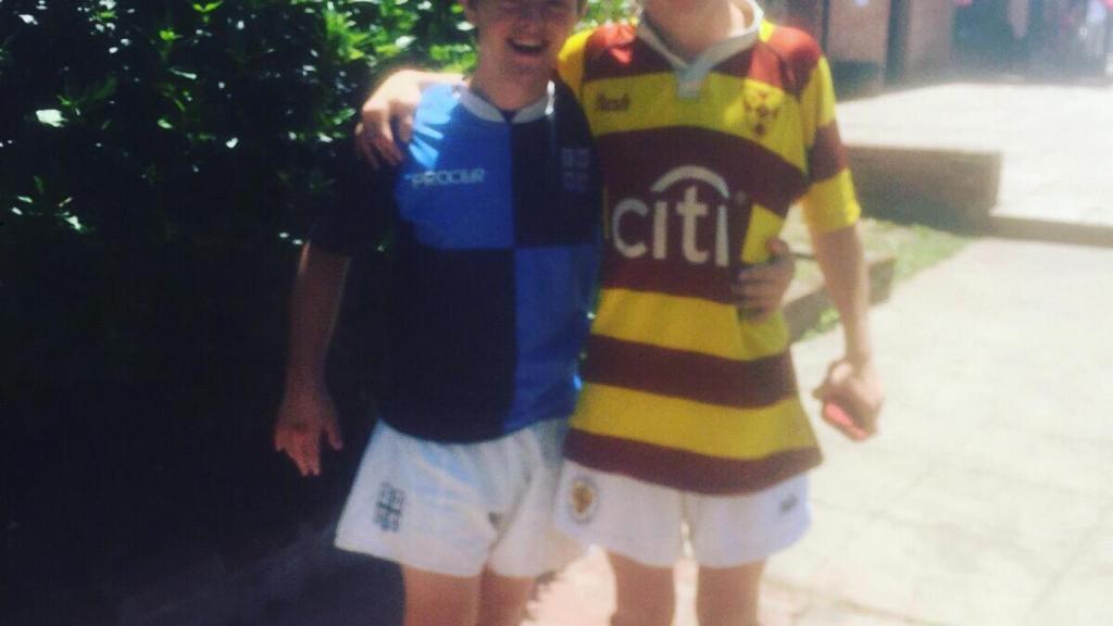 Matías con la camiseta de Belgrano y su amigo Gonzalo