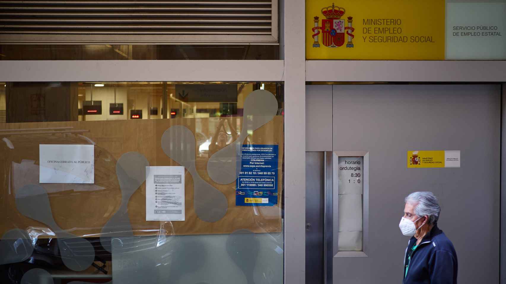 Un hombre pasa frente a una oficina de empleo en Pamplona.