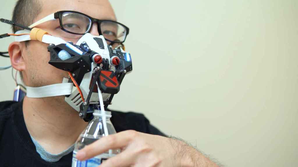 La máscara tiene un mecanismo de apertura para beber y respirar