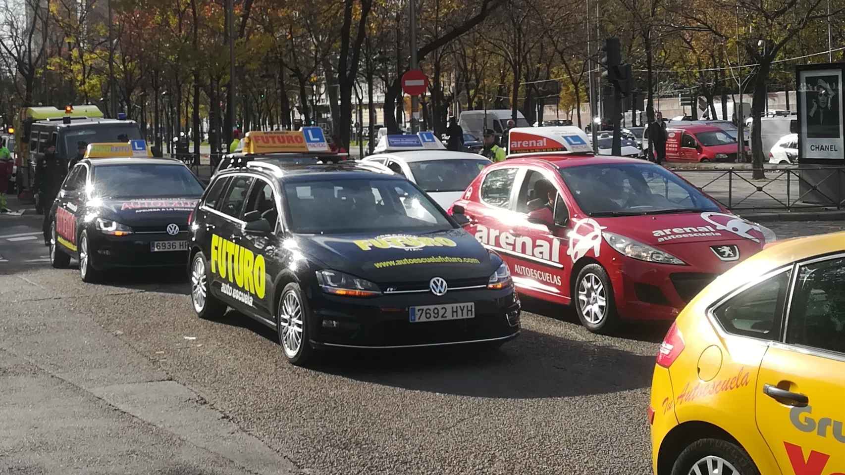 Un grupo de coches de autoescuela en Madrid.