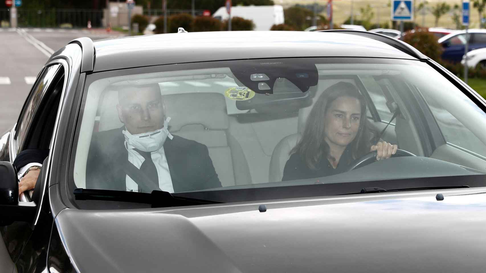 Borja Palacios y su hermana María al volante en el entierro de Álex Lequio.