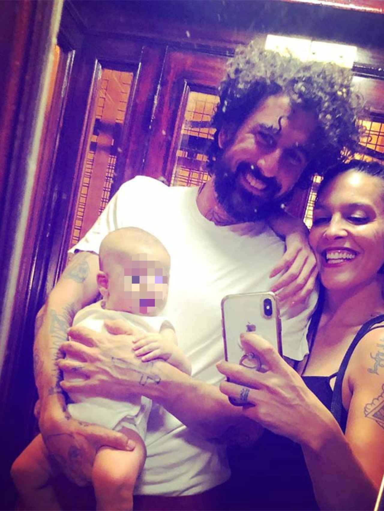 Lorena Castell y Eduardo Dabán con su hijo, Río.