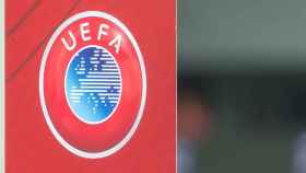El logo de UEFA en uno de los edificios de su sede en Nyon
