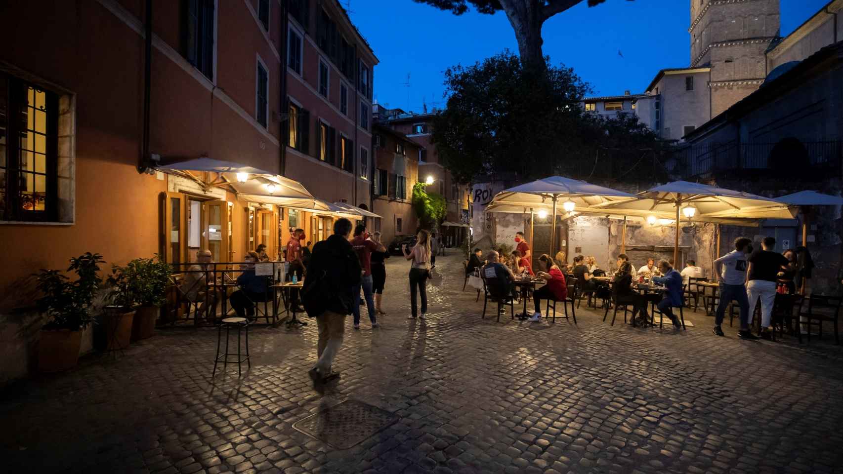 Terraza con clientes cenando en Roma.