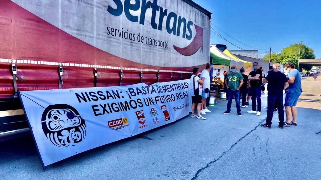 Trabajadores en huelga e n la puerta de la fábrica Nissan de Montcada