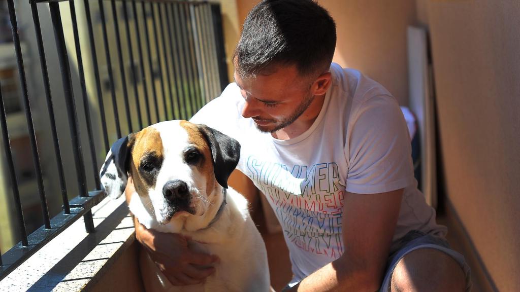 Edu reside con su novia y con su perra Chloe en Barcelona