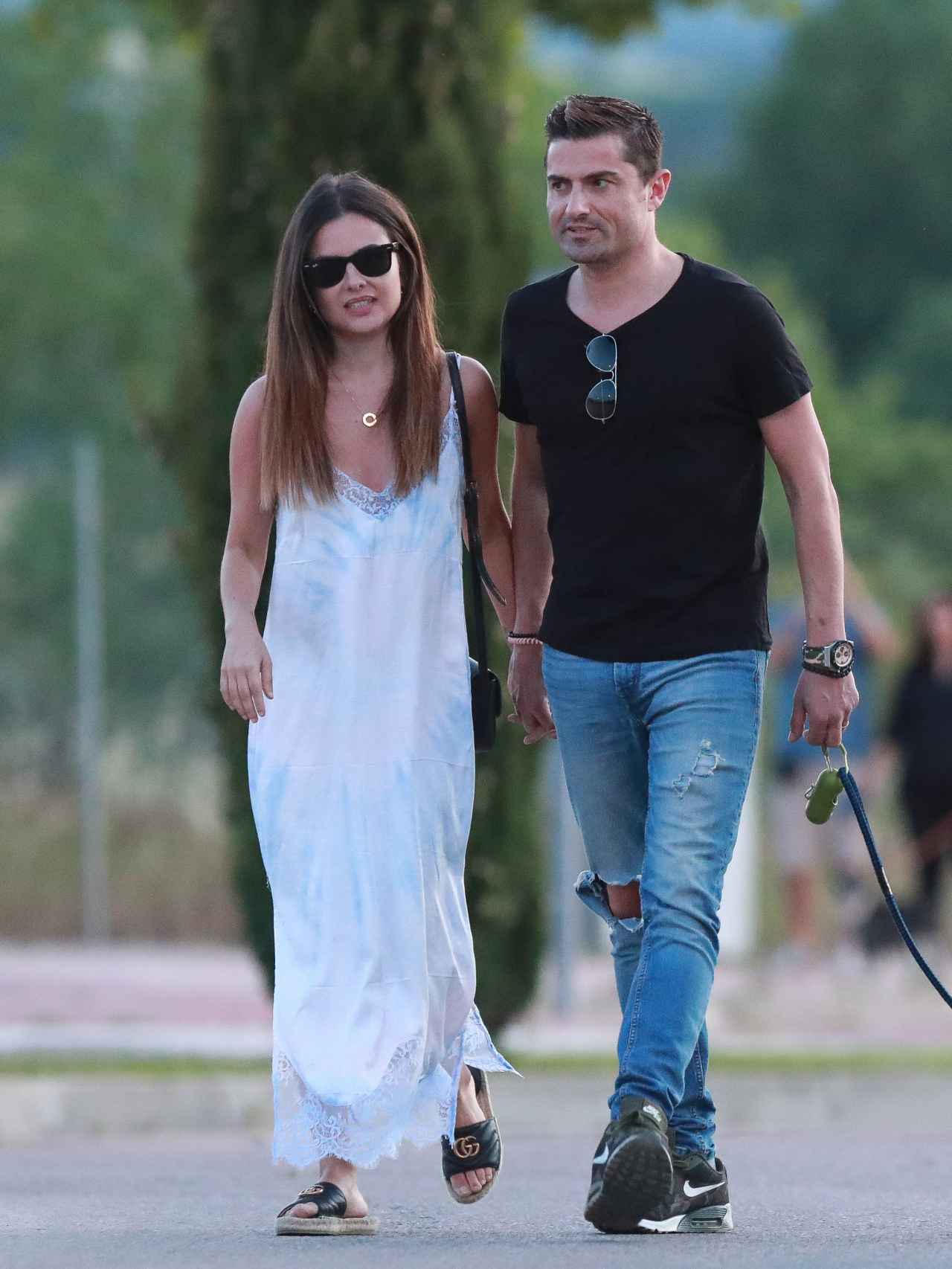 Alfonso Merlos y Alexia Rivas dando un paseo este jueves cerca de la casa que posee él en Madrid.