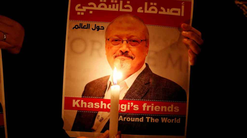 Un manifestante sostiene una foto de Jamal Khashoggi ante el consulado de Arabia Saudí en Estambul.