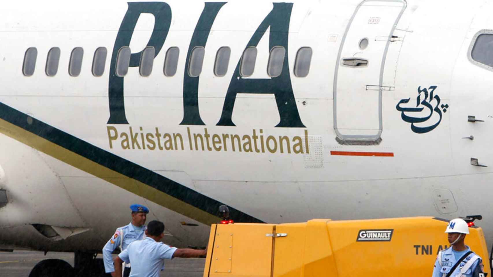 Un avión se estrella en Pakistán con 107 personas a bordo.