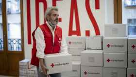 Lorenzo Caprile carga unas cajas de Cruz Roja, este viernes.