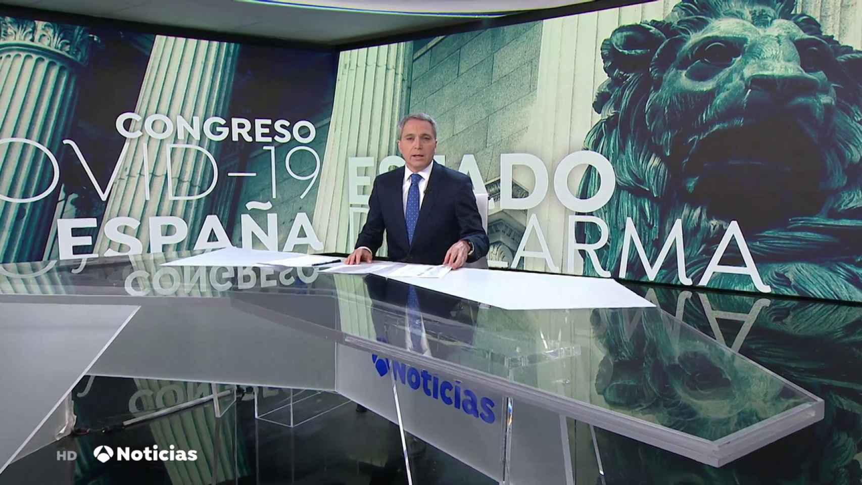 Vicente Vallés en el plató de Antena 3 Noticias