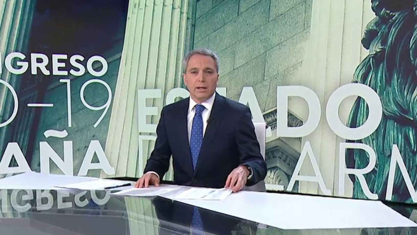 Vicente Vallés en el plató de Antena 3 Noticias