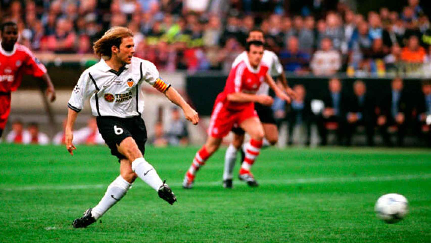 Gaizka Mendieta lanza el primer penalti de la final de la Champions League del 2001