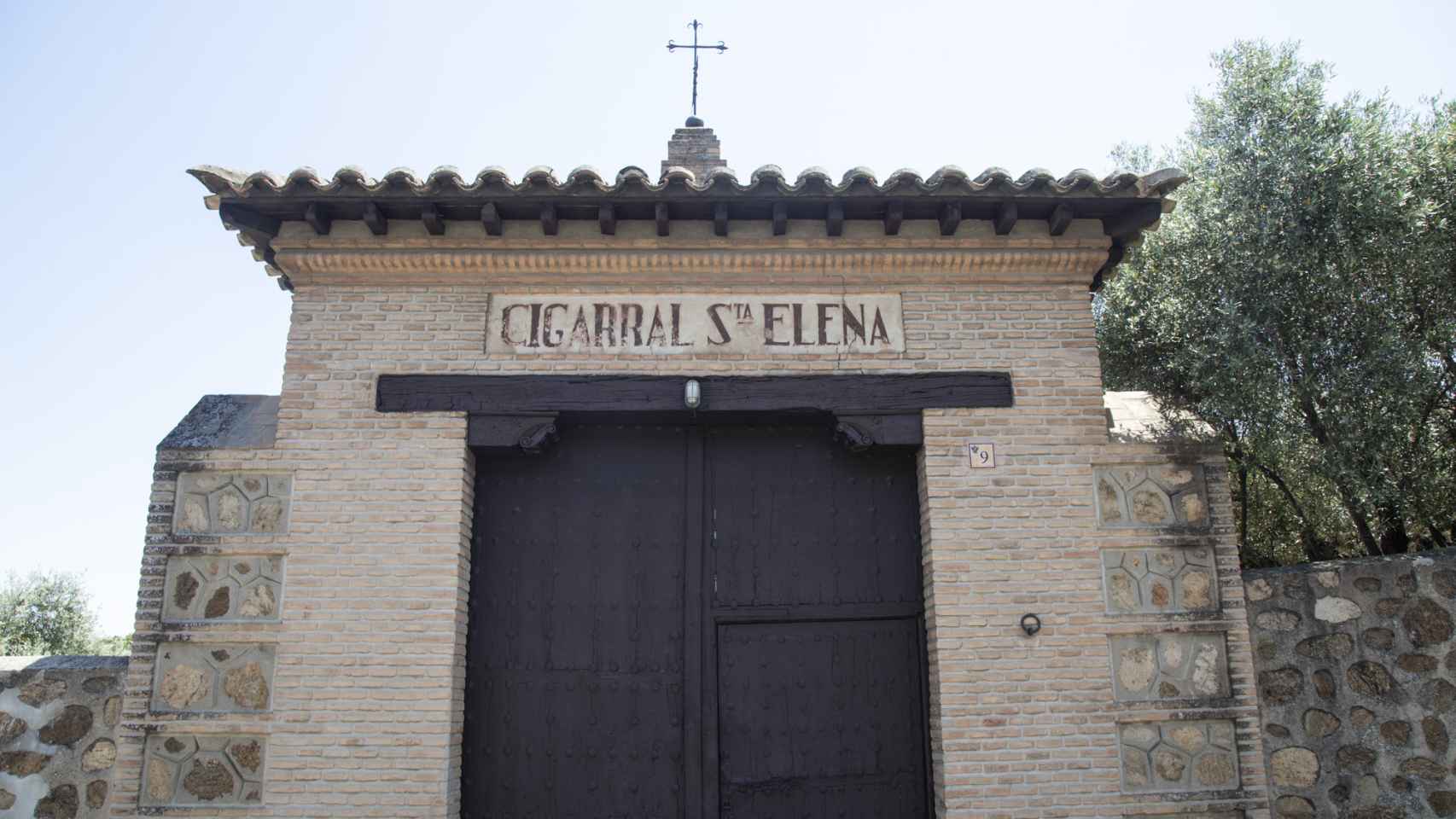 Portón principal del cigarral Santa Elena, perteneciente a Javier Ortega Smith.