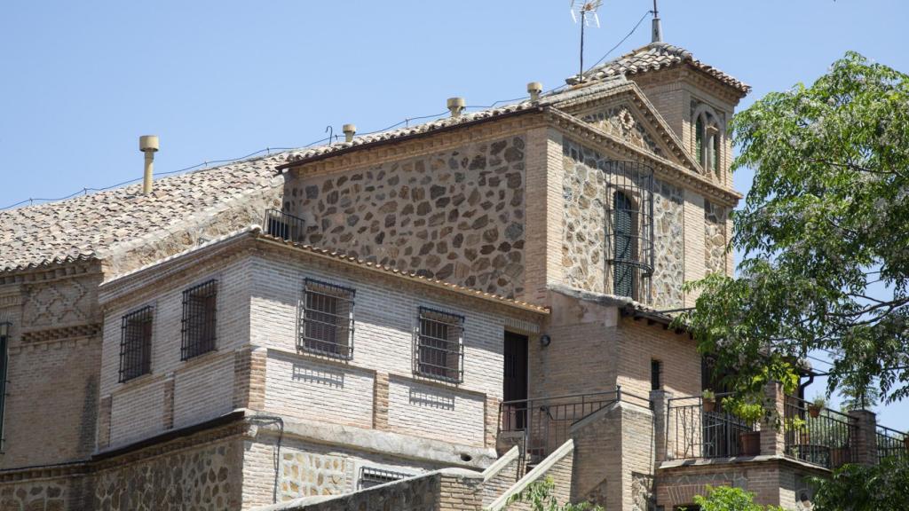 La finca cuenta con 23.000 metros cuadrados y dos viviendas principales.