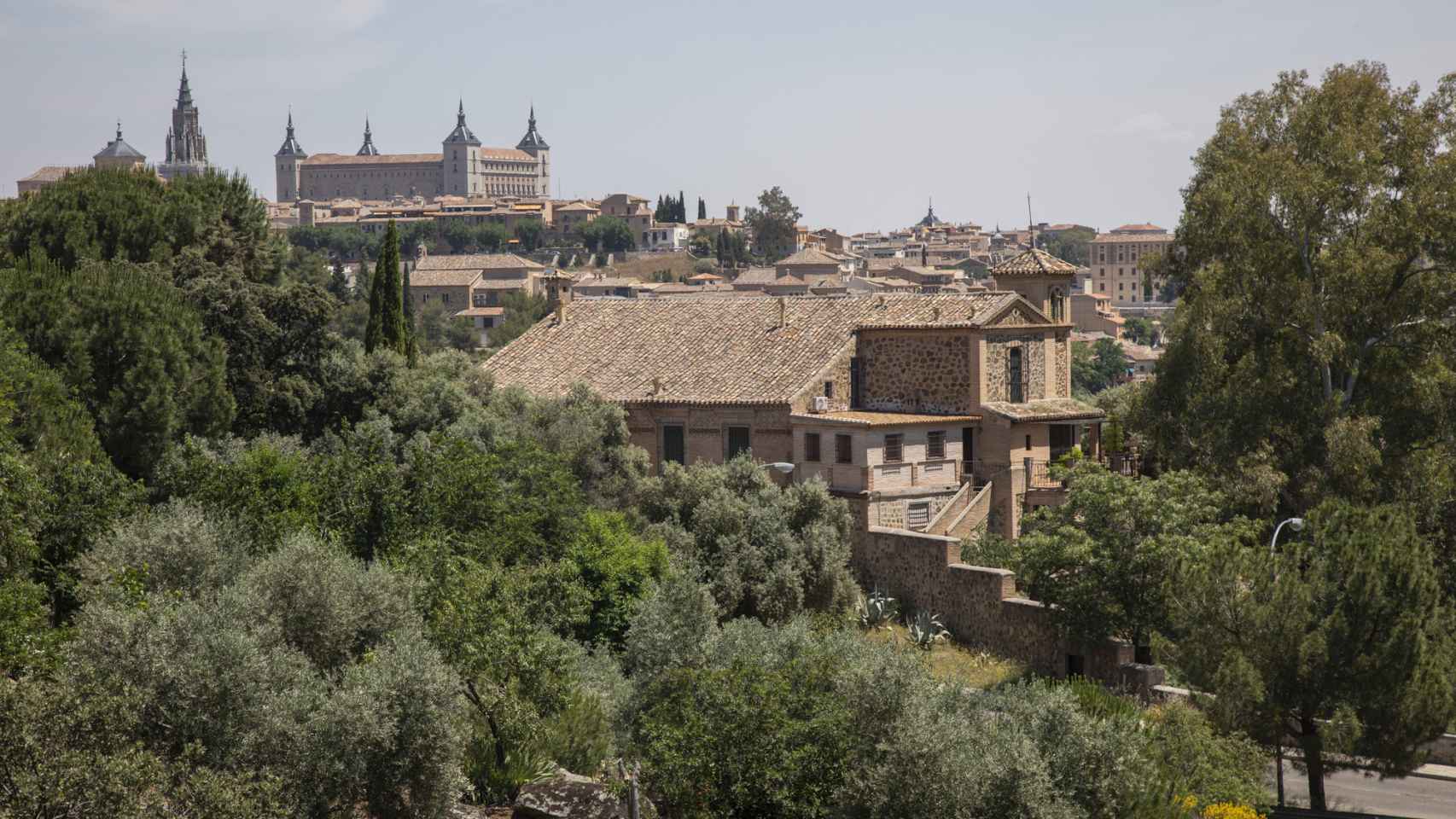 El cigarral, en primer plano, con el casco antiguo de Toledo al fondo. Destaca el Alcázar.