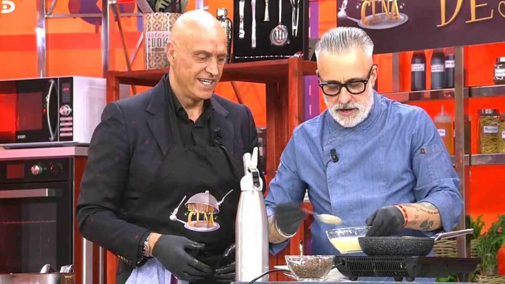 Kiko Matamoros cocina junto a Sergi Arola en 'La última cena' (Telecinco).