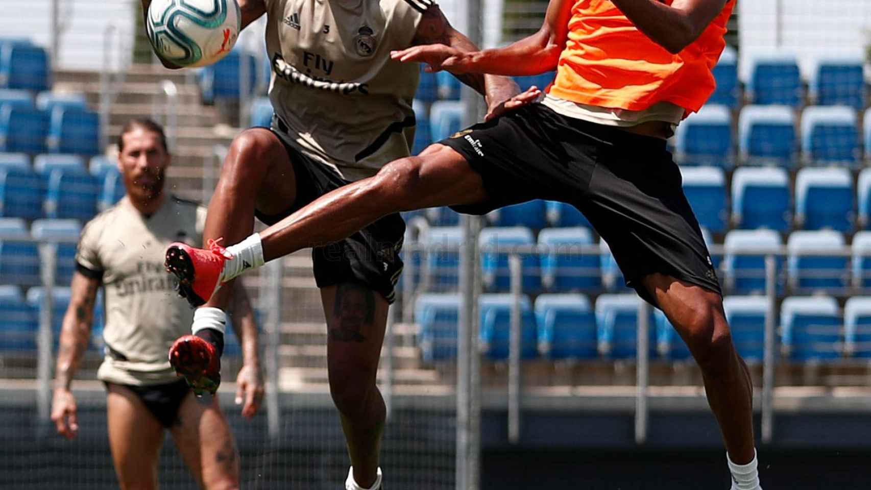 Varane y Militao, en un entrenamiento del Real Madrid en Valdebebas