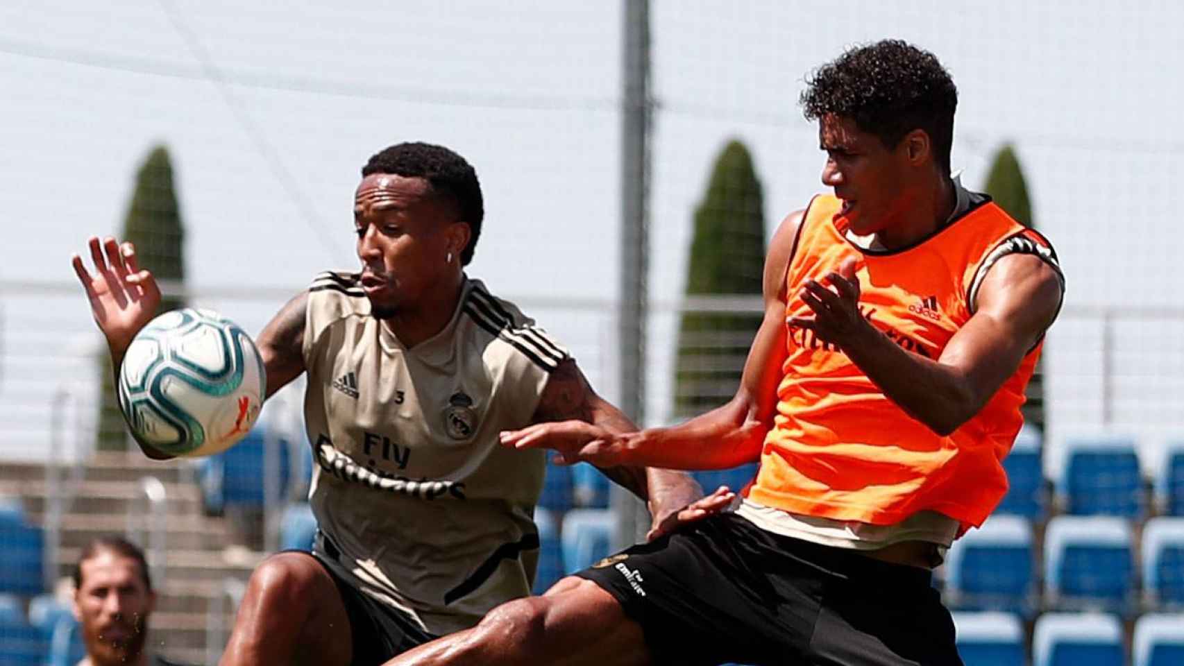 Varane y Militao, en un entrenamiento del Real Madrid en Valdebebas