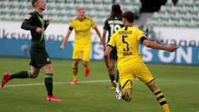 Achraf Hakimi celebra su gol con el Borussia Dortmund ante el Wolfsburgo en la Bundesliga