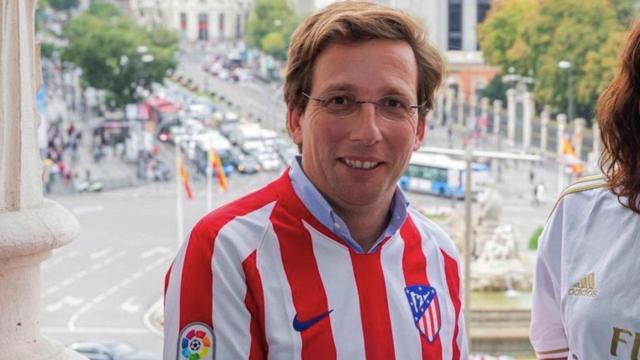 Jose Luis Martínez Almeida, alcalde de Madrid, con la camiseta del Atlético