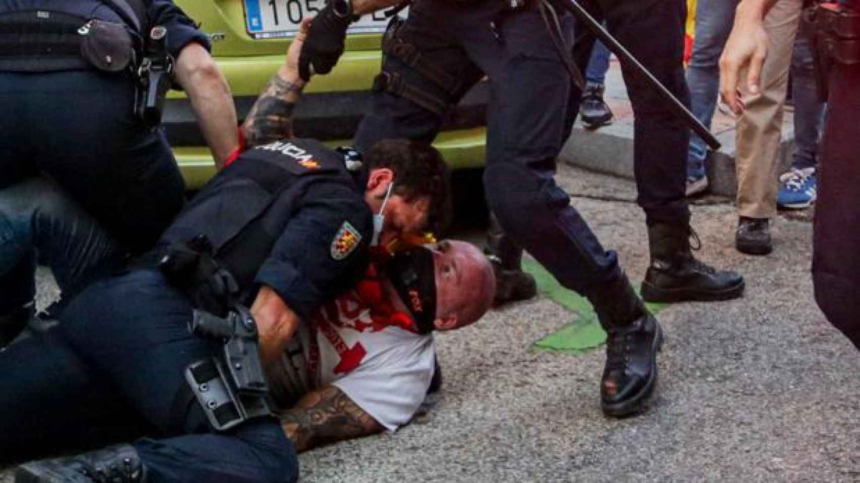 Agentes de la Policía Nacional reducen a un hombre en las protestas de la calle de Ferraz, ante la sede del PSOE.