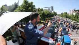Santiago Abascal, presidente de Vox, en lo alto de una autobús descapotable, en Madrid.
