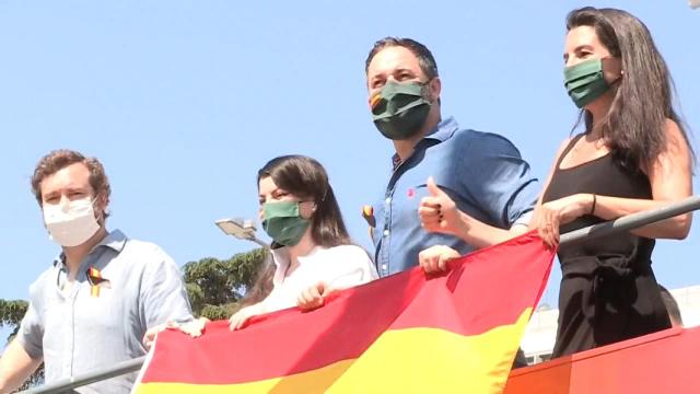 Iván Espinosa, Macarena Olona, Santiago Abascal y Rocío Monasterio, ene l autobús de Vox, en Madrid.