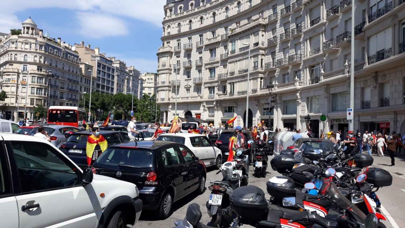 Personas concentradas en la plaza Francesc Macià de Barcelona por la manifestación en coche de Vox63055_personas_concentradas_plaza_francesc_macia_barcelona_manifestacion_coche