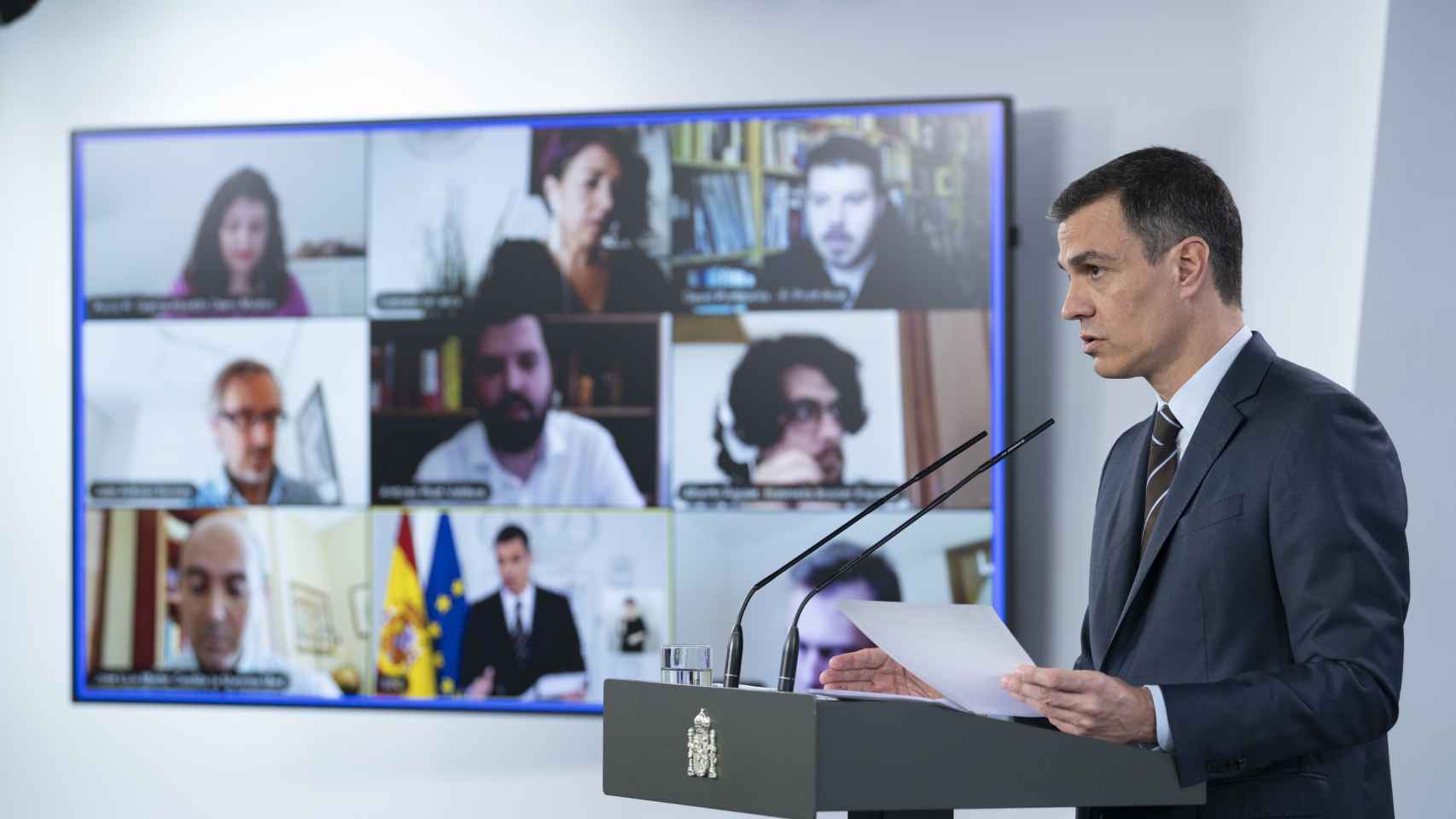 Pedro Sánchez atiende a la prensa en su comparecencia de Moncloa.