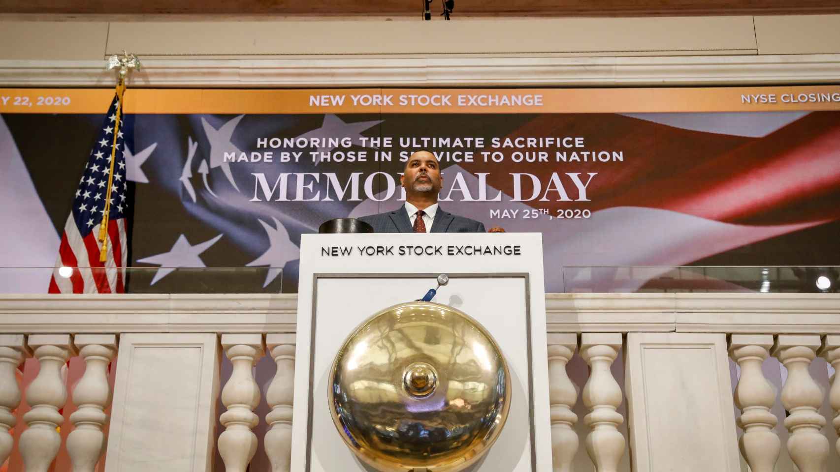 Un exmilitar toca la campana de inicio de sesión en la Bolsa de Nueva York.