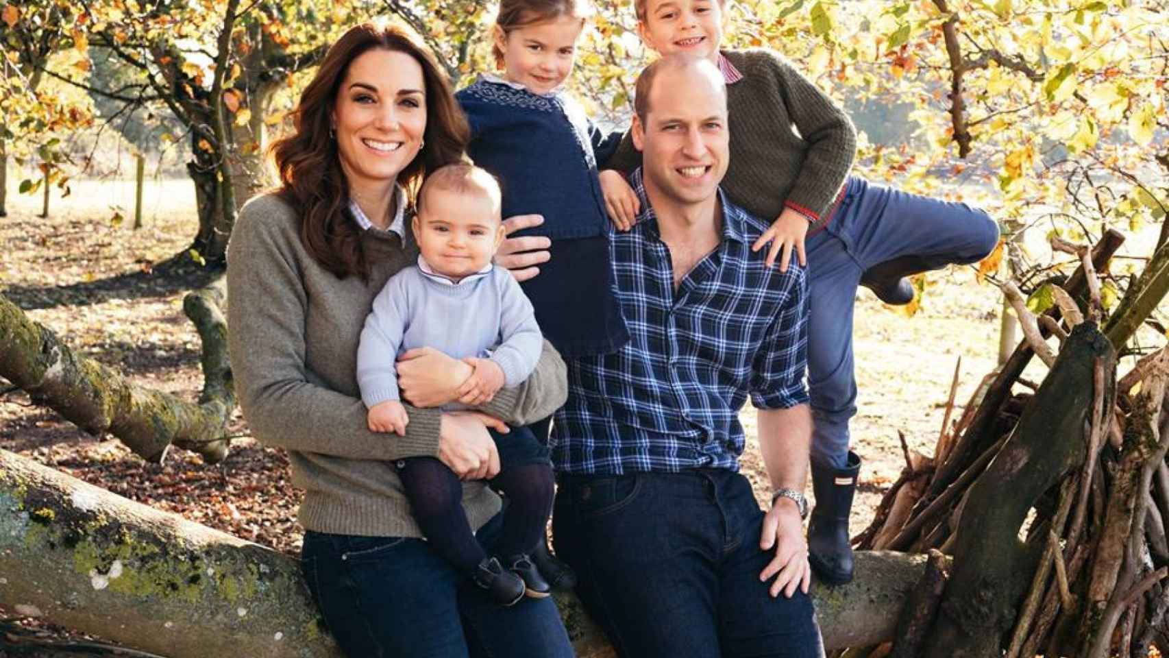 Kate Middleton y el príncipe Guillermo junto a sus tres hijos.