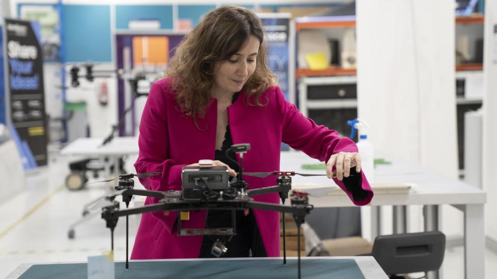 La ingeniera moviendo uno de los rotores del drone.