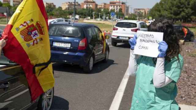Uno de los momentos de tensión durante las protestas del domingo de VOX en Ciudad Real, con la supuesta enfermera que se enfrentó a los manifestantes