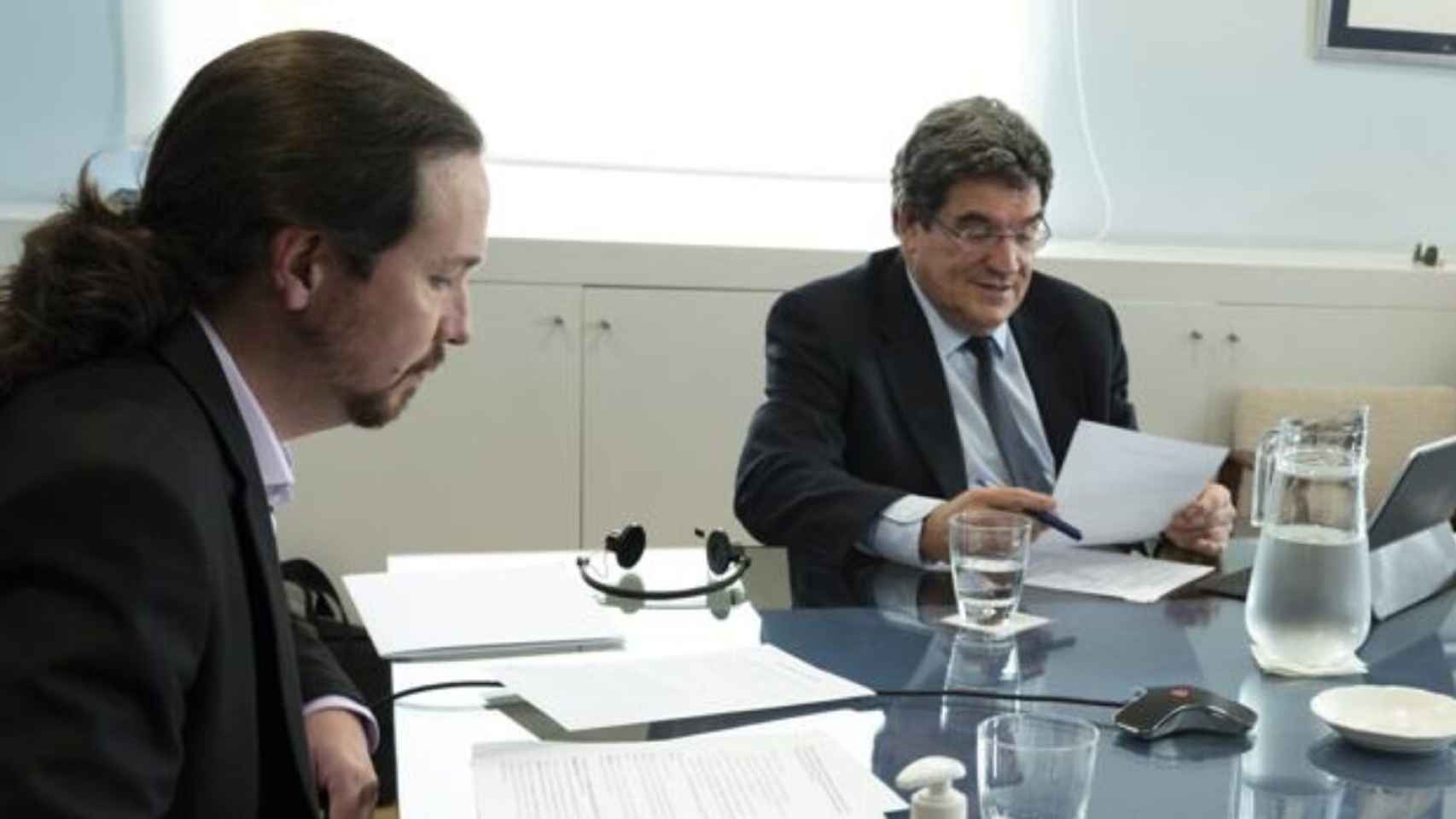 El vicepresidente Pablo Iglesias, junto al ministro José Luis Escrivá, en una sesión de trabajo sobre el Ingreso Mínimo Vital.