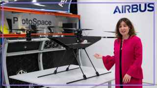 Isabel del Pozo enseñando un drone en el taller de Airbus en Getafe.