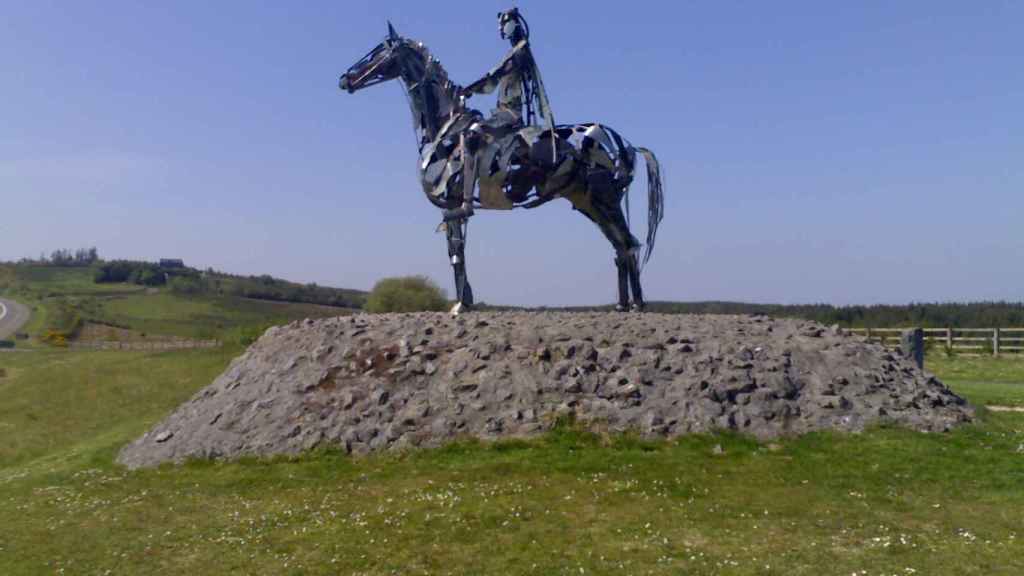 'El jefe gaélico', escultura moderna que conmemora la victoria de O'Donnell en Curlew Pass, en 1599.