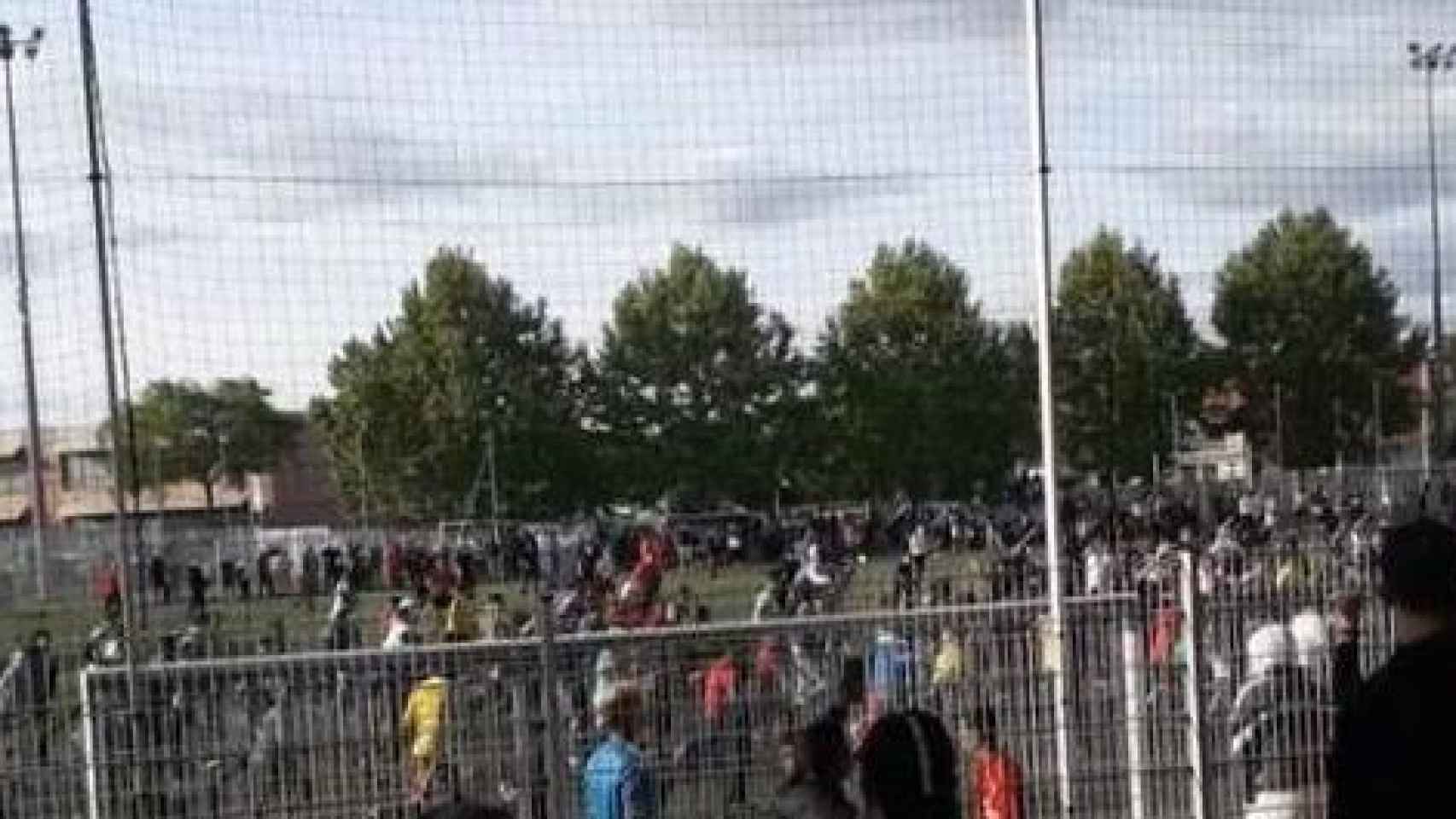 Una momento del partido de fútbol ilegal en Estrasburgo
