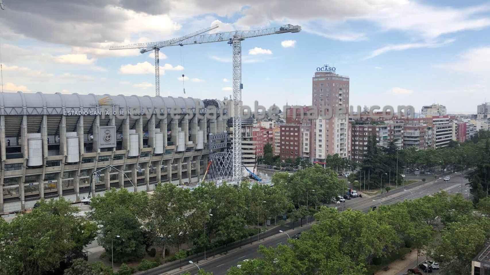 Las grúas trabajan para levantar las nuevas torres del Santiago Bernabéu