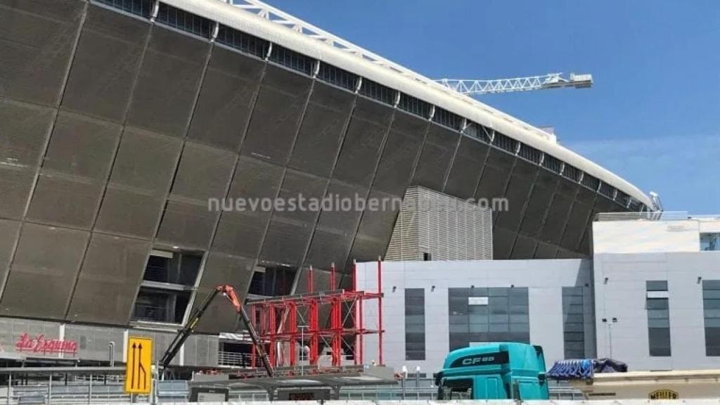 Así queda el lateral donde habitualmente estaban las oficinas y la tienda del club en el Santiago Bernabéu