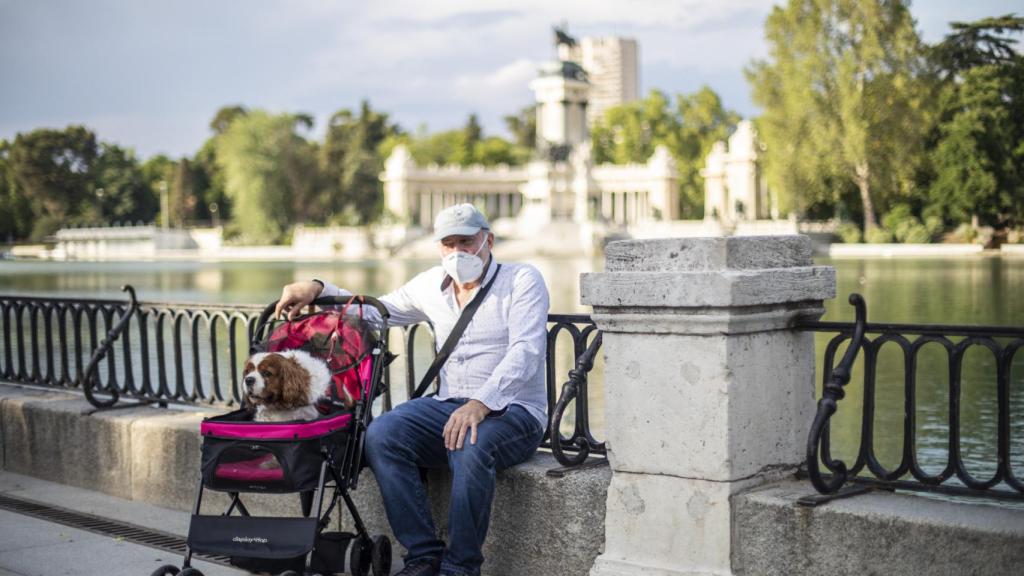 José Luis y su perro Max, que viaja en carrito por un problema de cadera.