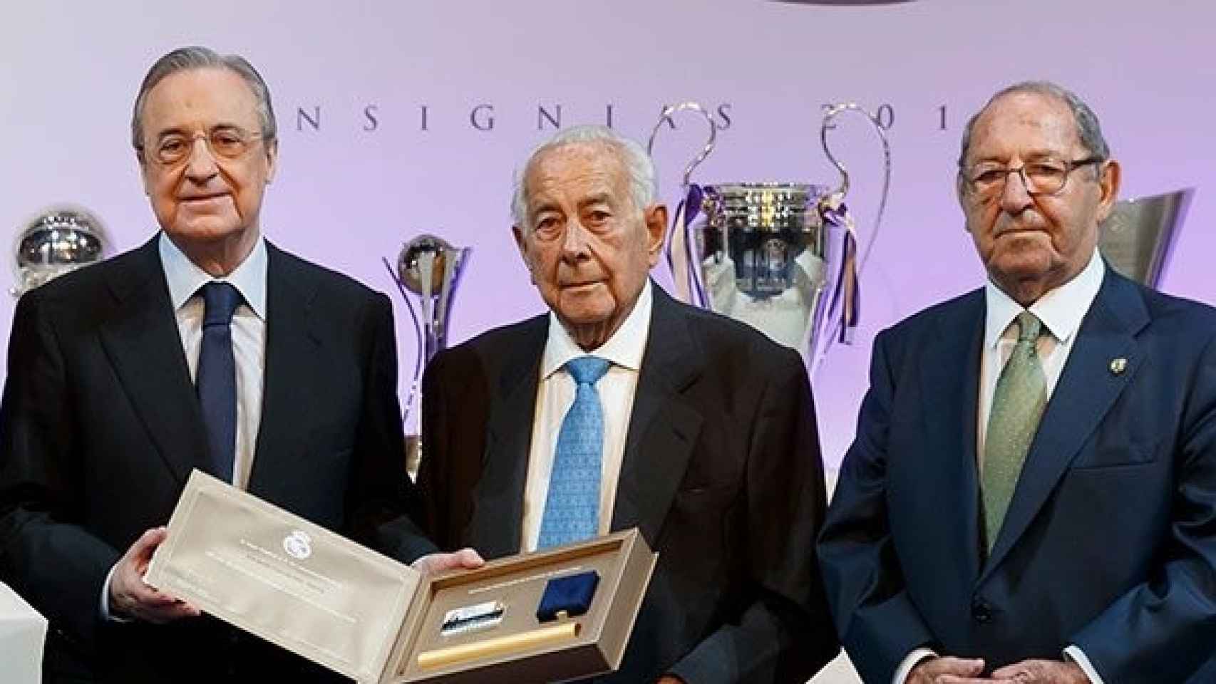 Eduardo Fernández García, a la izquierda de Florentino Pérez
