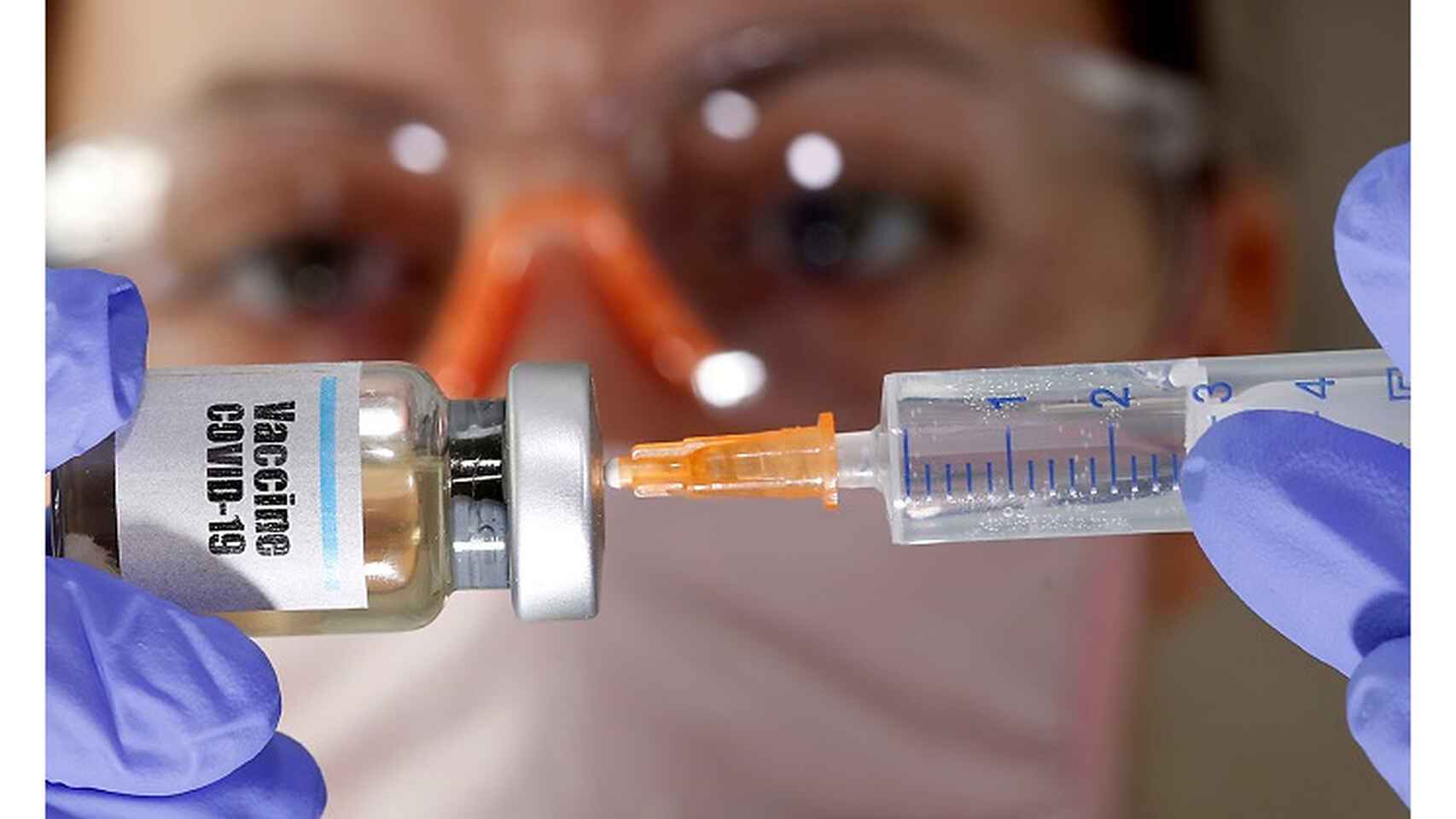 Un trabajador sanitario prepara una inyección.