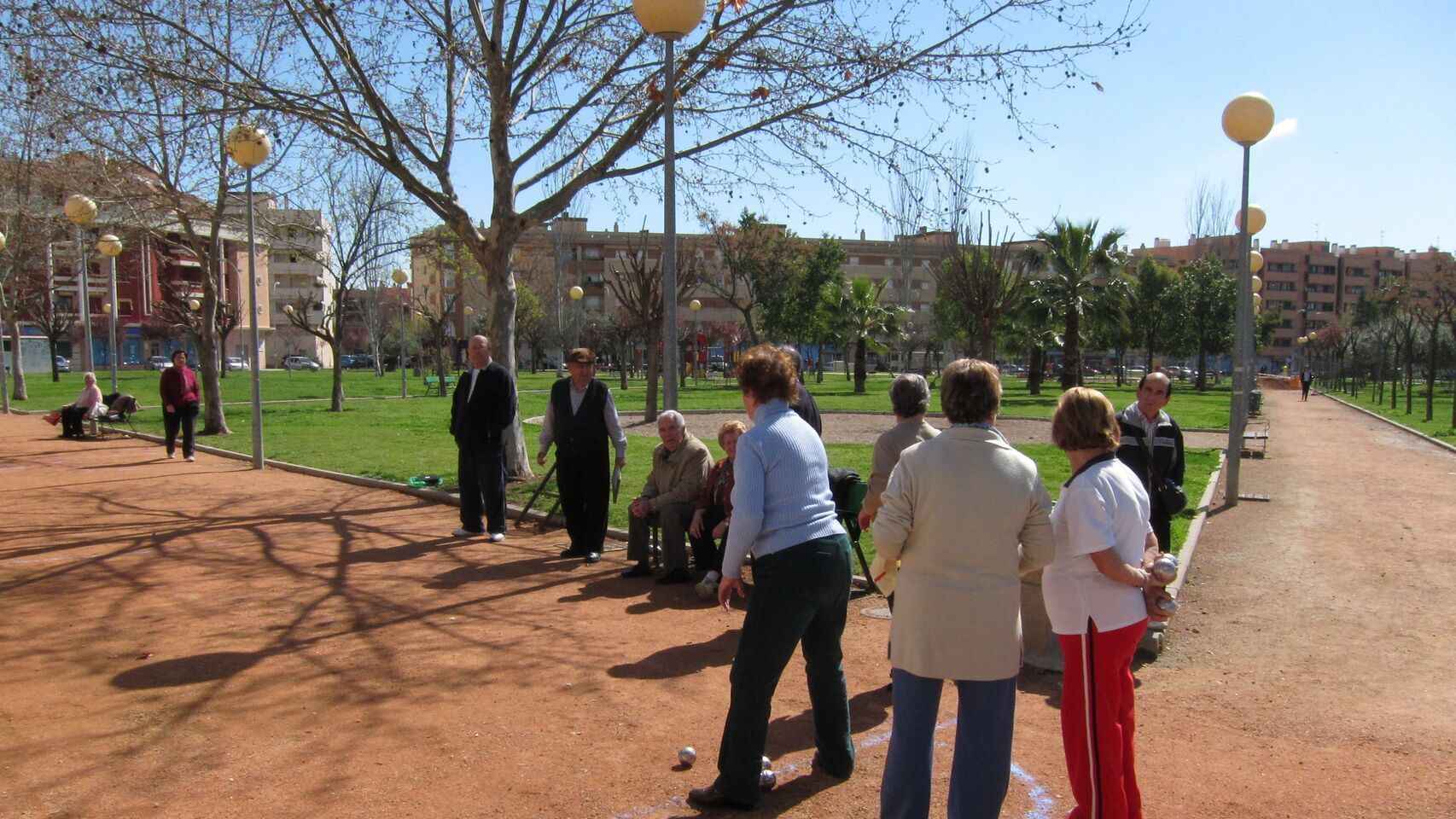 Grupo de pensionistas en un parque.