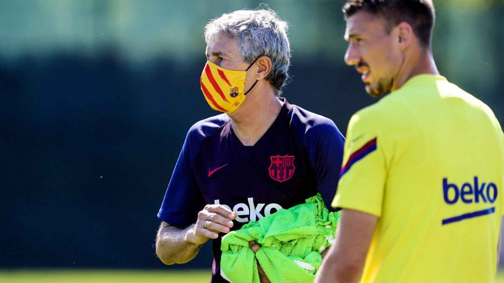 Quique Setién, durante el entrenamiento de este martes con el FC Barcelona