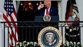 Donald Trump gesticula desde el balcón de la Casa Blanca durante un desfile por el Memorial Day EFE/EPA/Andrew Harrer.