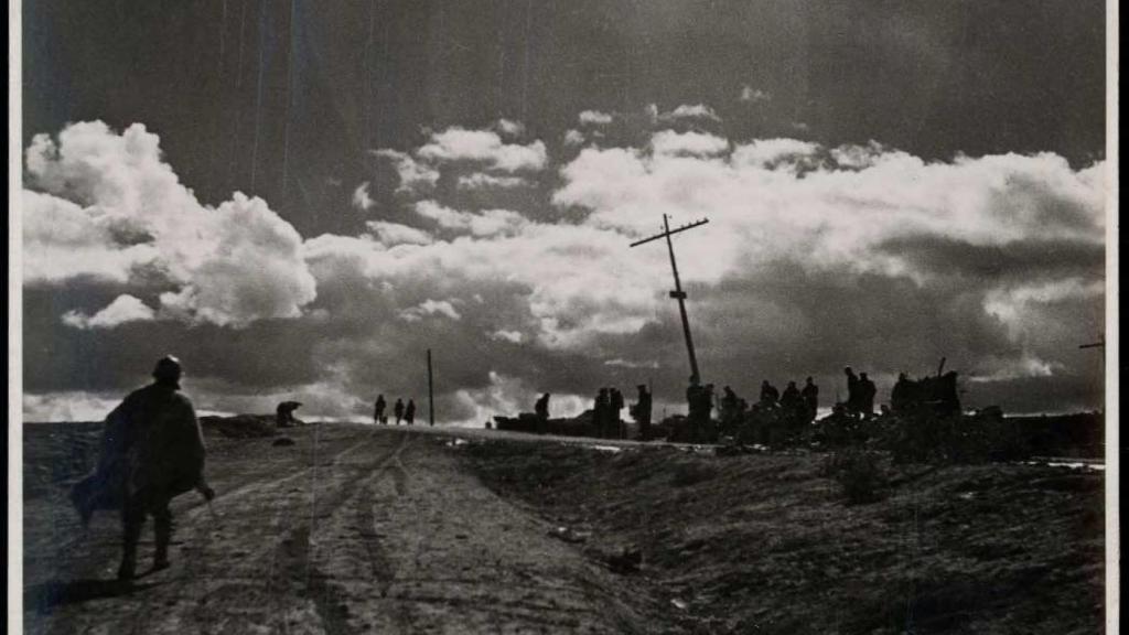 Vista de una carretera de Gudalajara después de una batalla.